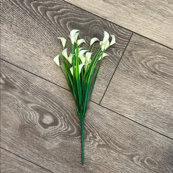 Creamy White ribbed Ceramic Vase with small faux calla lily flowers - Picture 8 of 10